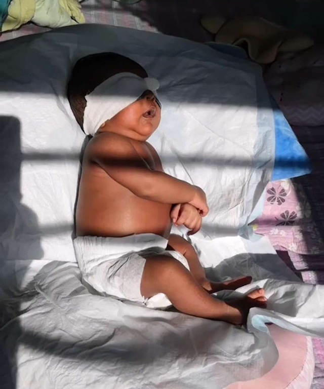                     原创            妈妈给宝宝晒日光浴，婆婆看到后责怪妈妈，得知原因后态度大变