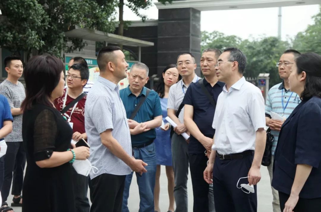 成都市卫健委党组书记,主任谢强一行到千川木门调研职业健康