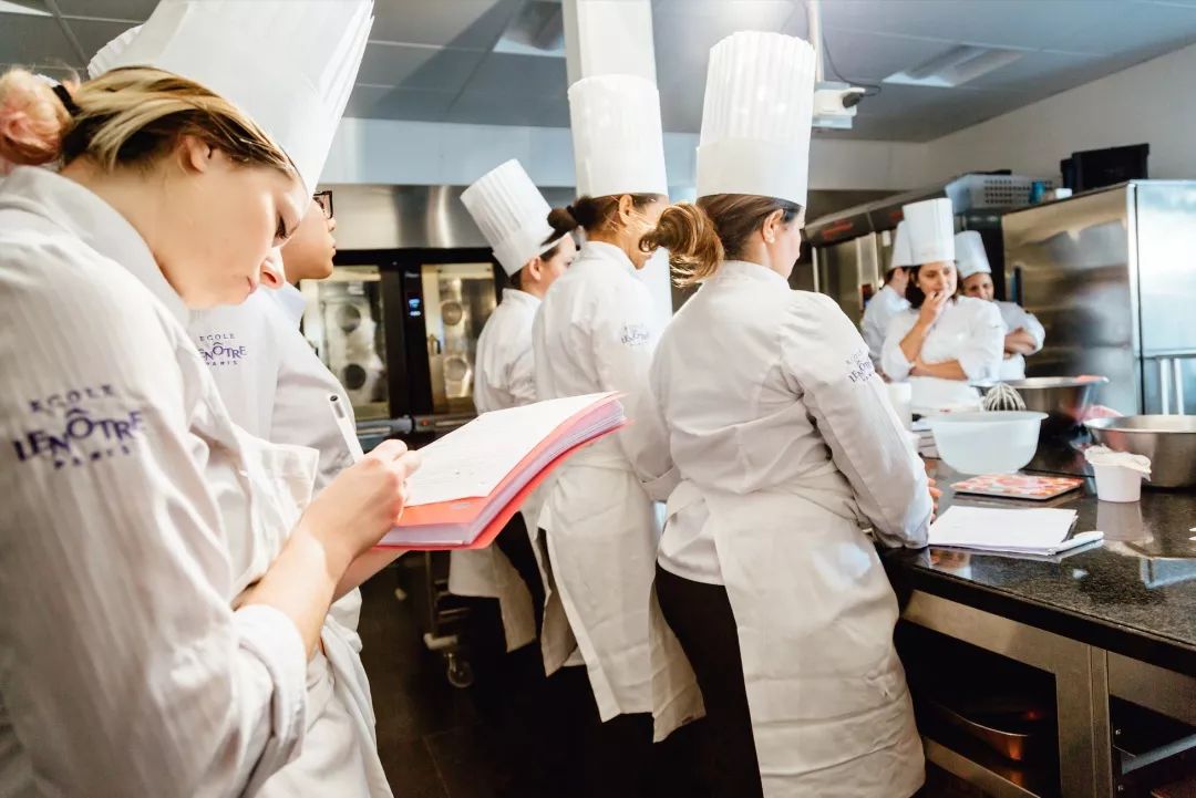 蓝带,费航迪,博古斯等法国厨艺学院),并已完成500学时常规法语课程的