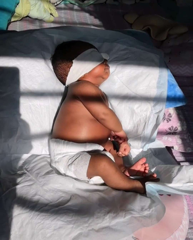                     原创            妈妈给宝宝晒日光浴，婆婆看到后责怪妈妈，得知原因后态度大变