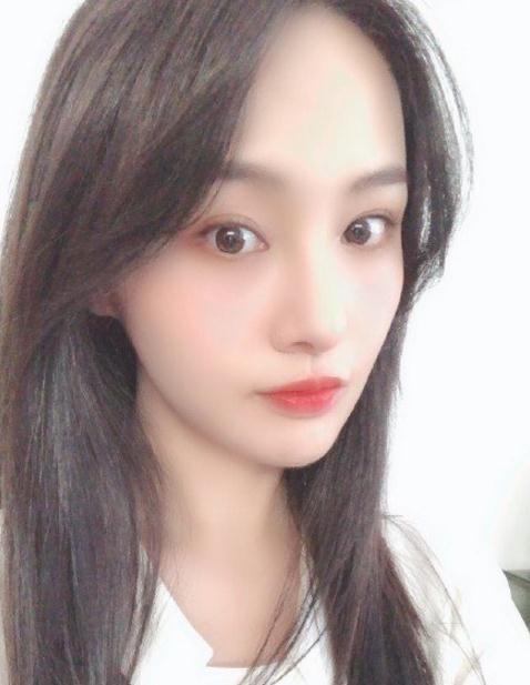 郑爽晒自拍美照,自嘲:不觉得自己好看,没有美颜滤镜就一般了