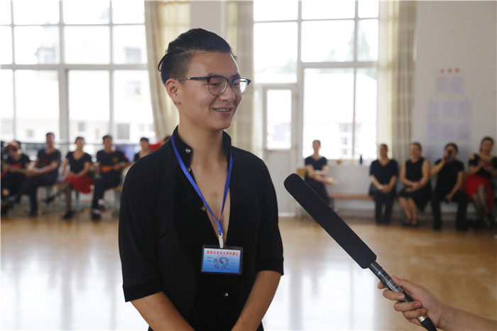 阜阳老年大学老年学员迎接军运会学跳兵兵三步踩_洪飞