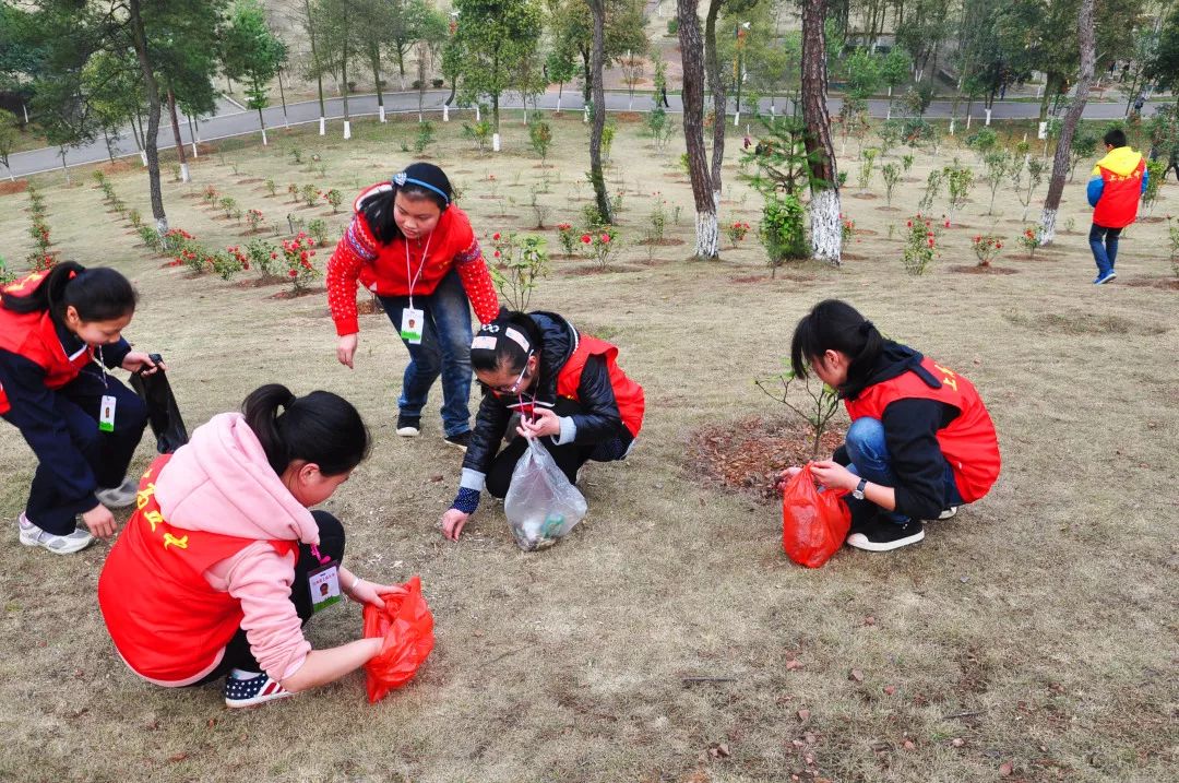 作品描述:2015年3月摄于江西上高,环卫中学生志愿者在森林公园捡垃圾.