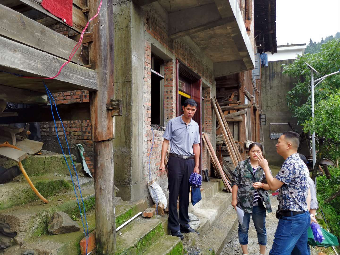 朗洞镇党委书记吴明浩到八书村指导透风漏雨等脱贫攻坚工作