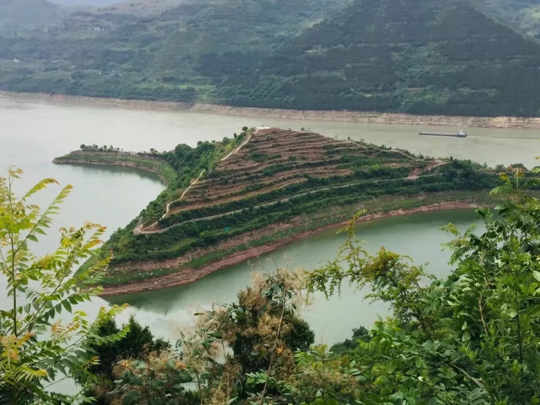 新津乡位于云阳县东南部,濒临长江南岸,地处磨刀溪与长江交汇处,公路