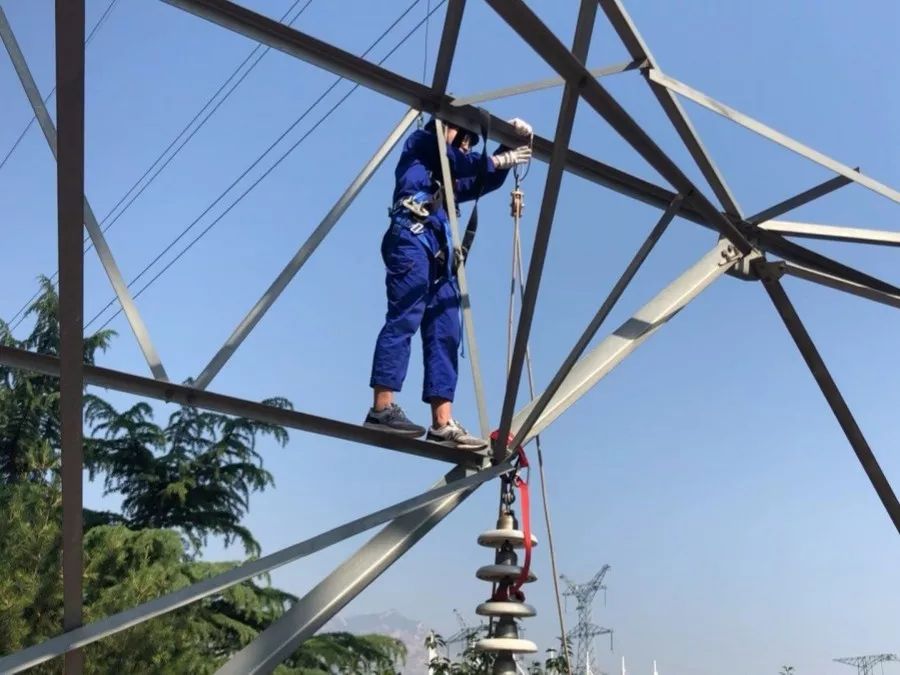 东岳讲堂停电更换110kv线路直线整串绝缘子