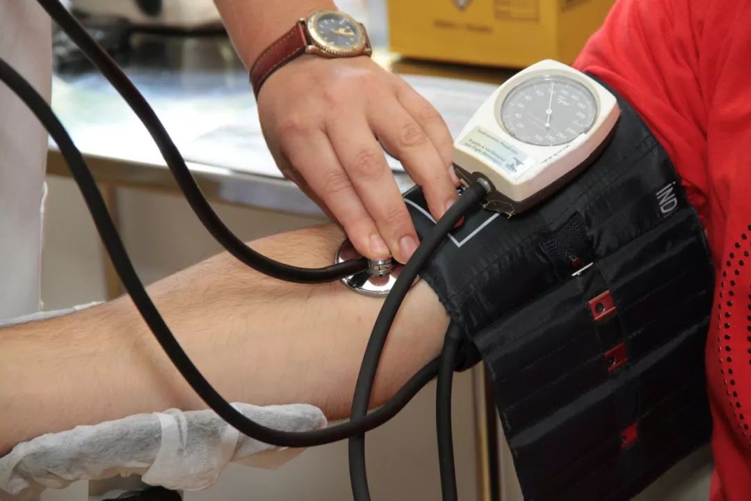 [【健康电台】3类人测血压容易“虚高”！掌握好方法，每天这个时间测更准确]测血压血糖