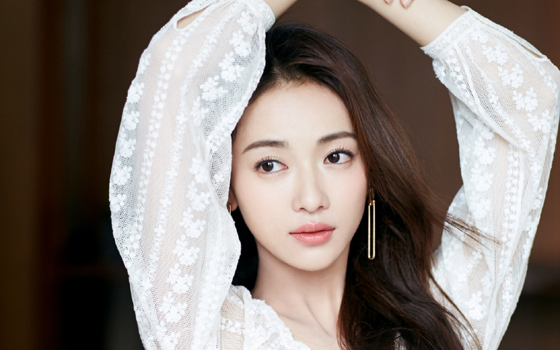 吴谨言温婉迷人写真,素色镂花长裙勾勒姣好身材!