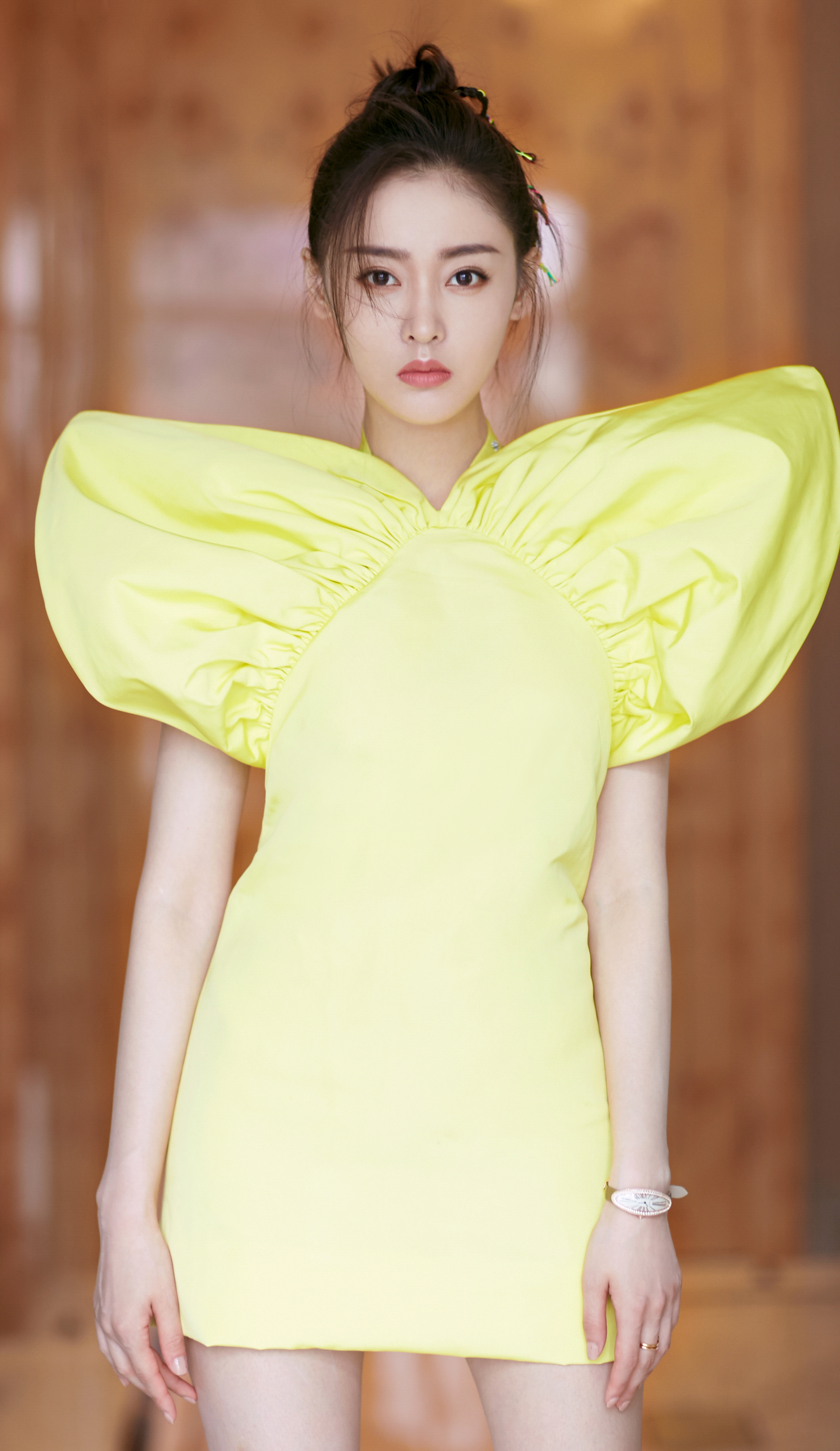 张天爱新片宣传美图,身穿一款柠檬黄裙装优雅迷人