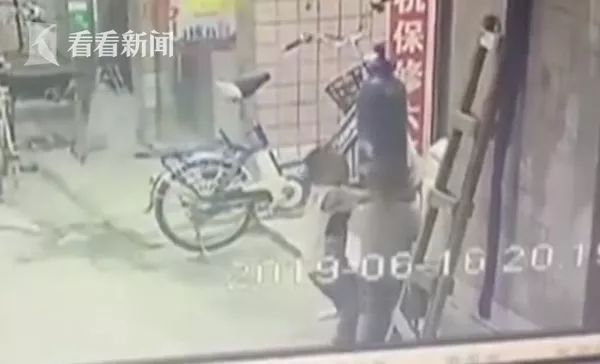 心痛 令人心痛！深圳4岁男童抱拉店门口氧气罐被砸重伤！店主被刑拘！