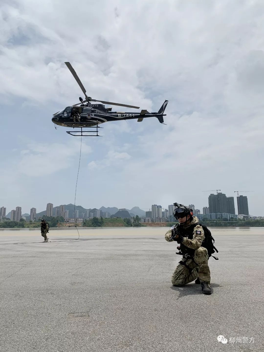 柳州特警上演酷炫动作大片看到最后竟然想恋爱了