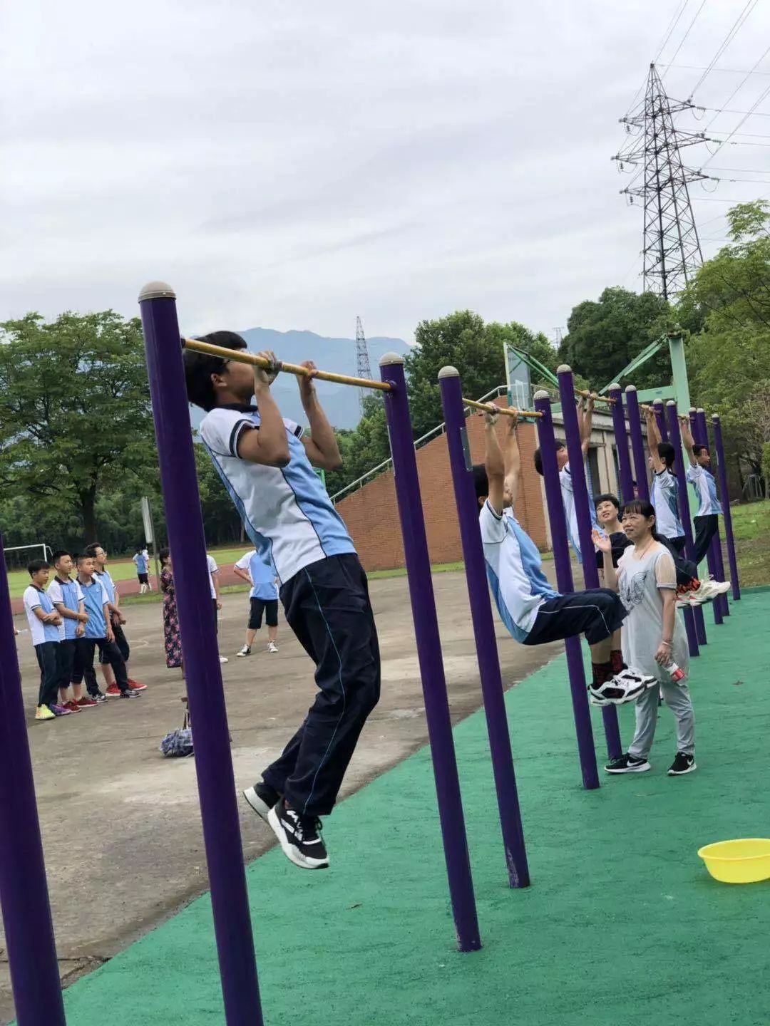 仰卧起坐,引体向上争分夺秒,拼尽全力.
