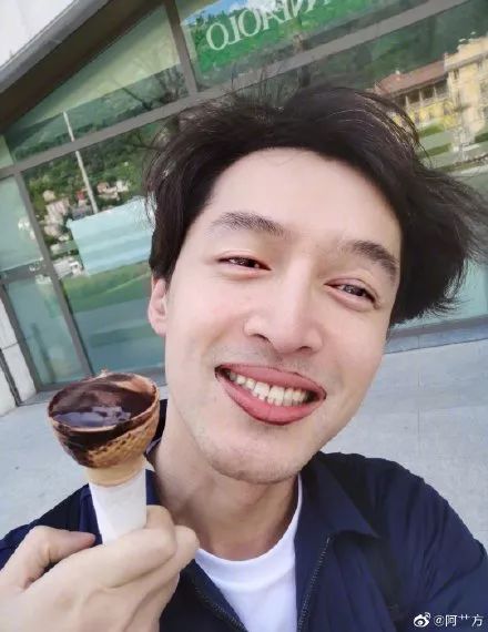 官方出品总是最有杀伤力 而丑照 肯定是明星自拍最致命 说到丑照就不