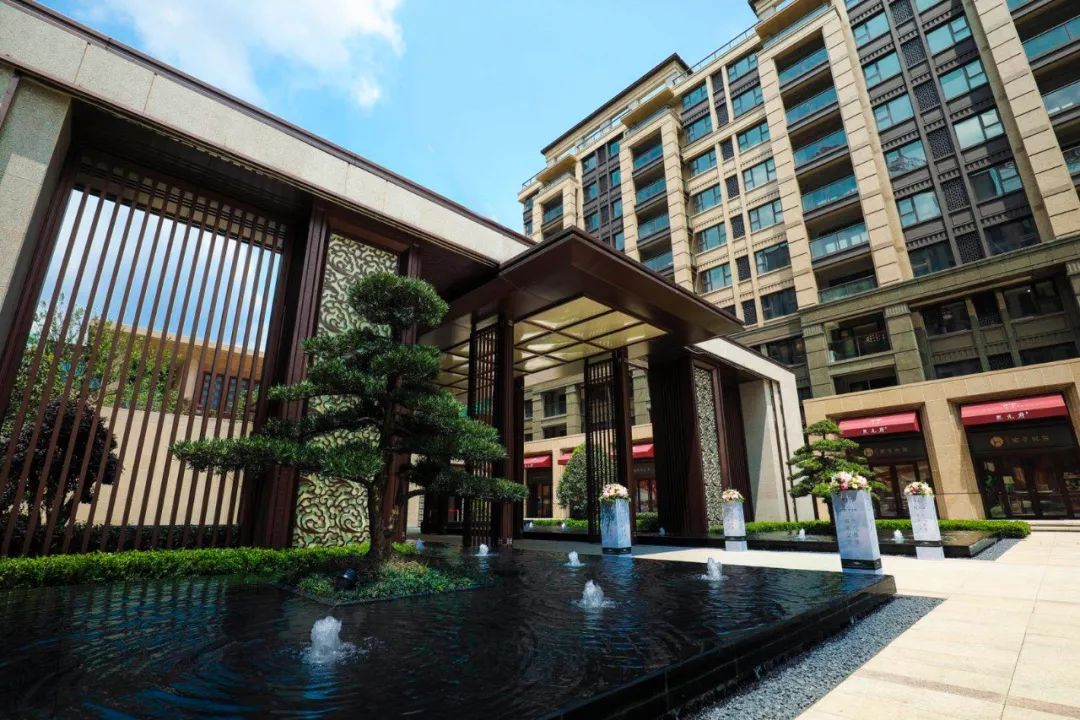 从近处看,社区建筑风格采用基于云山意境的新中式
