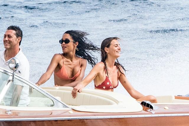 劳拉·海瑞尔(laura harrier)和eleonore toulin在海上享受阳光