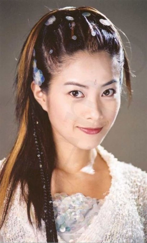 41岁徐怀钰秀美腿露腰照 五官略僵强行扮嫩惹争议