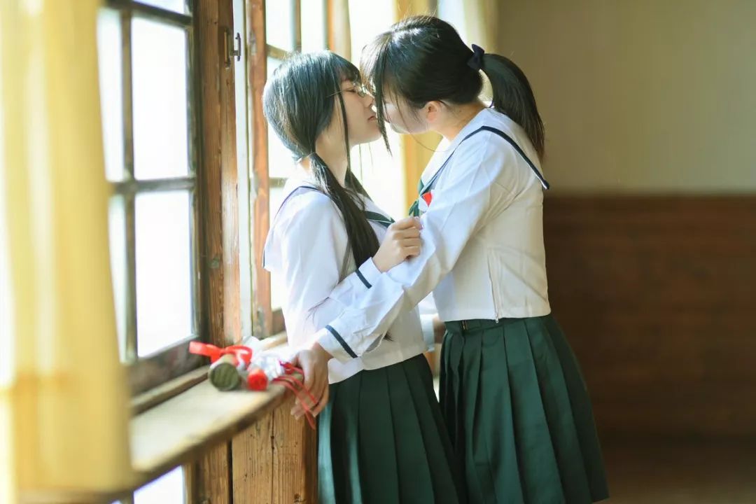 日本ol利用业余时间拍百合写真走红:女孩子们永远美丽