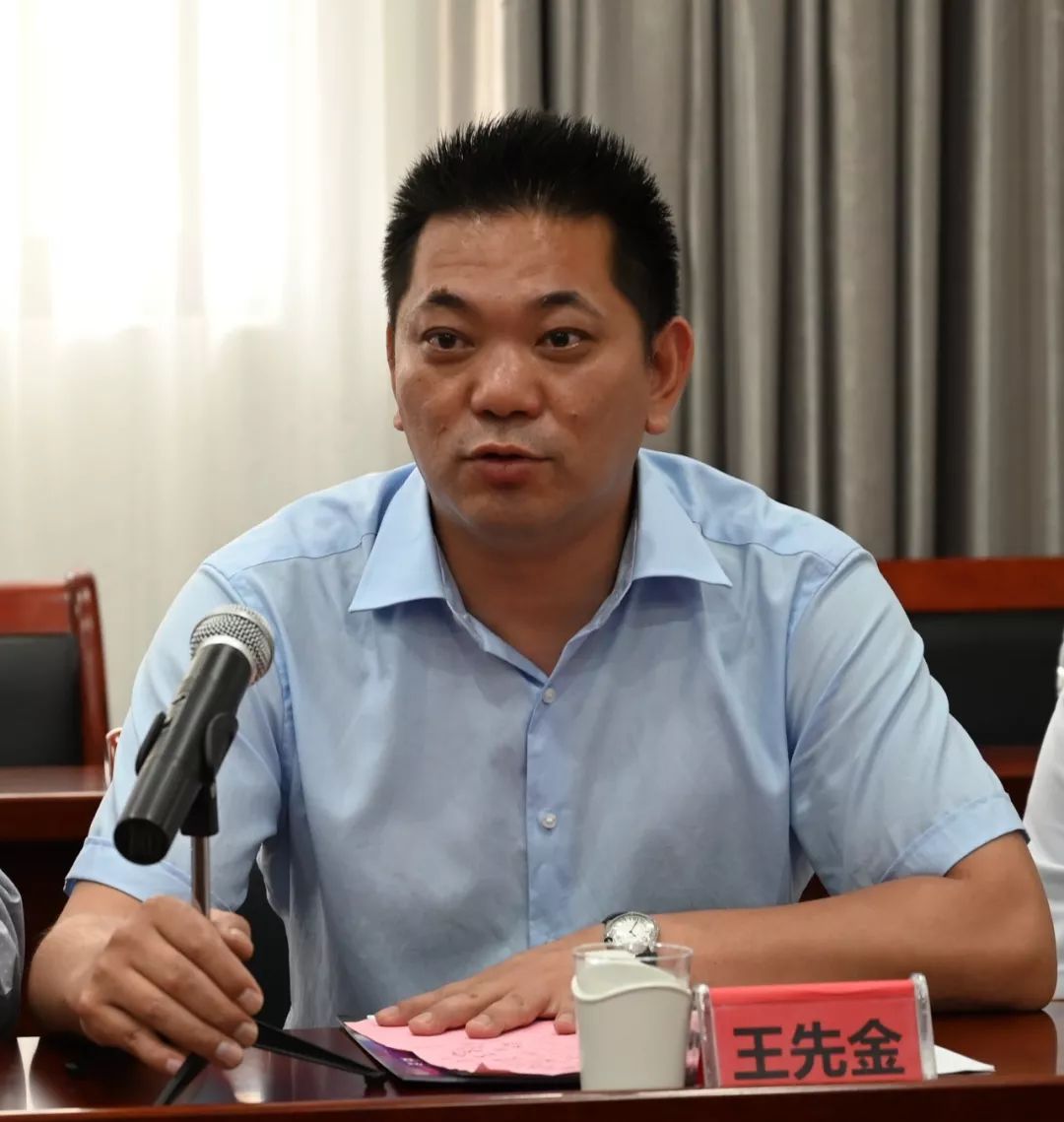 福建同乡会副会长 池建忠向下滑动显示更多图片随后,侨商代表们就连江