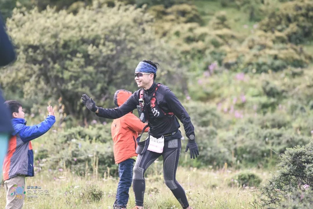 【阿坝旅游网】云间花径丨邀你来四姑娘山和孩子探索自然,恣意山间
