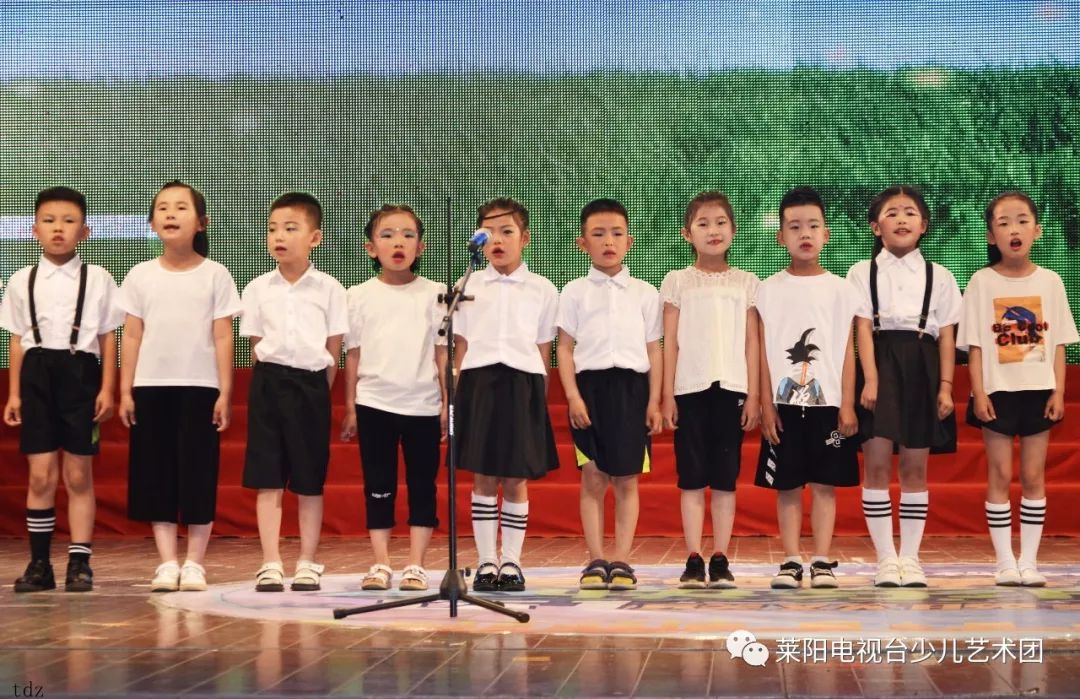 电视台少儿艺术团小朋友的诗朗诵《人生四季》!