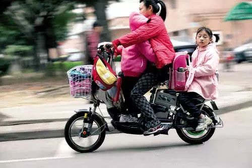 小孩子怎么学会骑电动车 f2e8bd979bd140ddb7dd57e360a90d7e.jpeg
