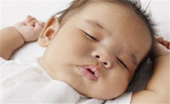                     想让宝宝独立睡小床？只需做好这3点！