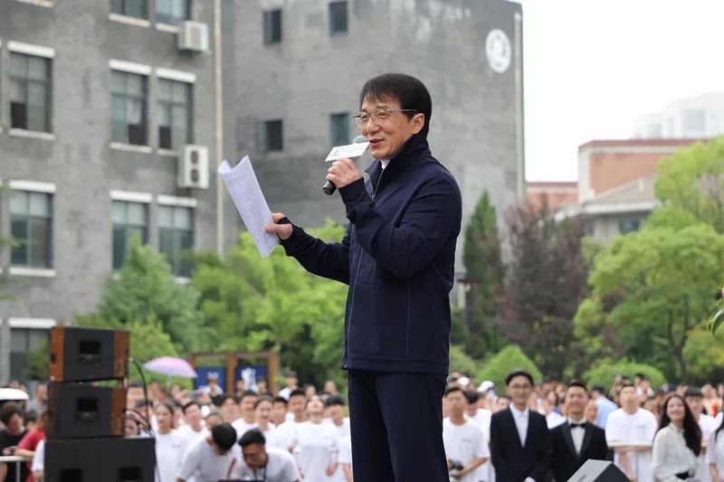 原来 成龙此行是来武汉设计工程学院 昨天上午成龙一现身 就引来现场