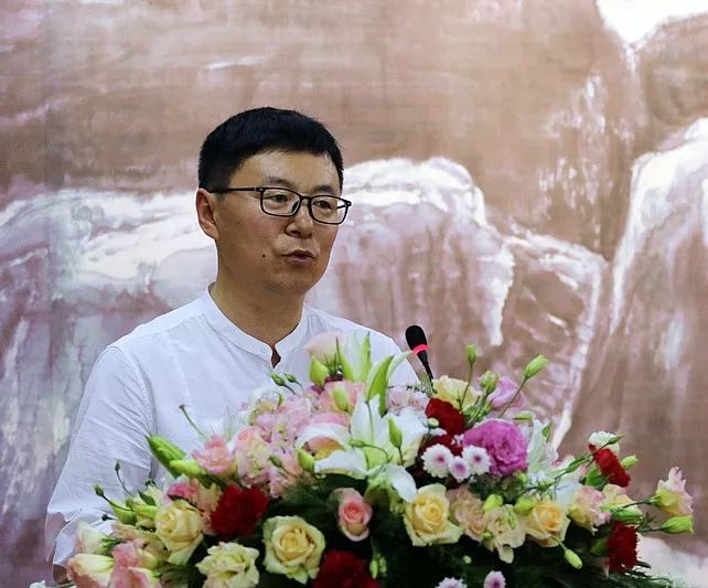 荣宝斋天津分店总经理王彬宣读中国美协分党组书记,驻会副主席徐里的