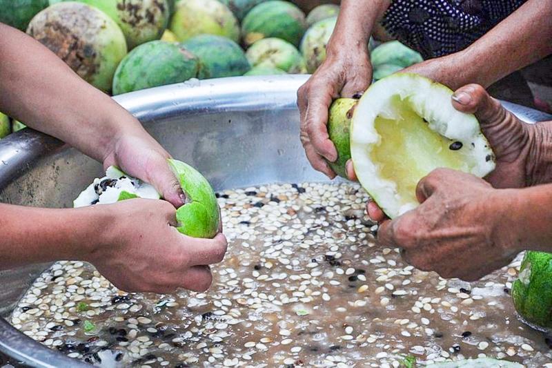 原创 农民种了西瓜却不卖,摔烂了反而价格翻倍,这瓜你吃过吗?_民族风