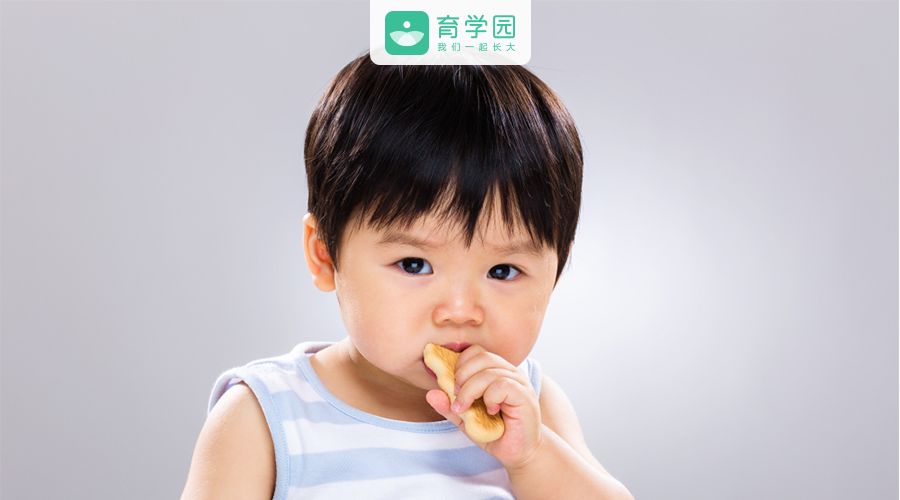                     孩子总是拿什么都往嘴里放怎么办？
