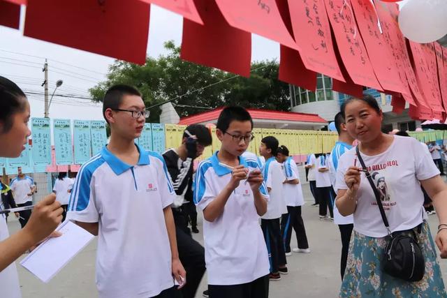 延安黄陵黄陵县桥山中学举行第二届校园文化艺术节暨书香校园成果展示