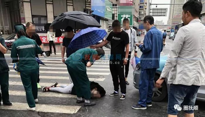 抚顺两起车祸两人倒地一个是过街老人一个是喊客司机