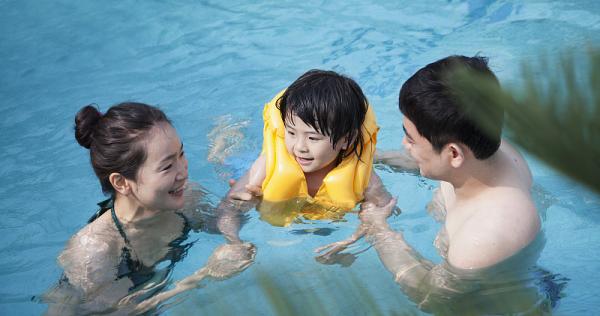                     孩子夏季安全护理指南|如何防溺水、防暑、防晒、防痱子