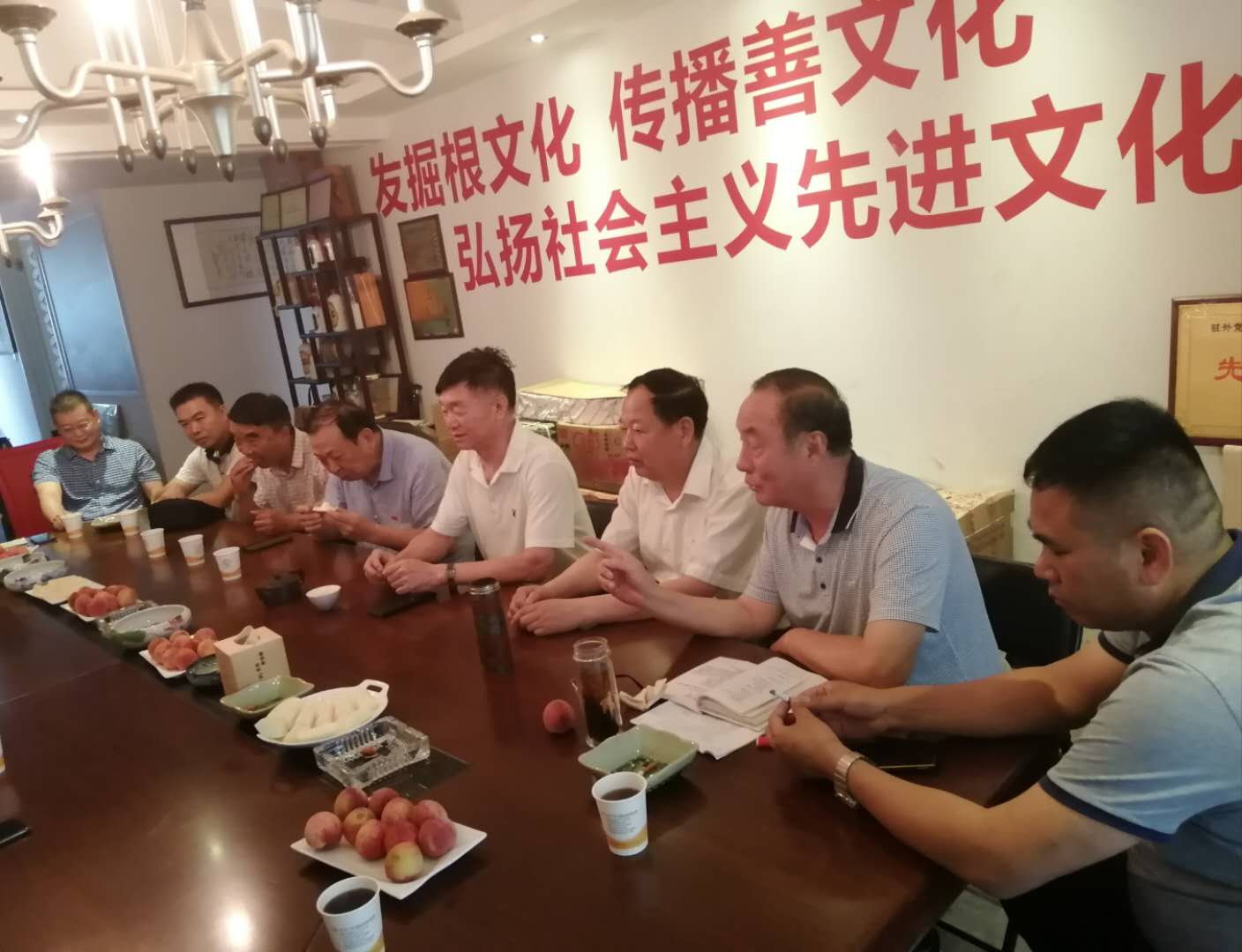 会的还有:郑州方城商会会长助理王曙光,执行常务副会长毛玉泽,冯金旺