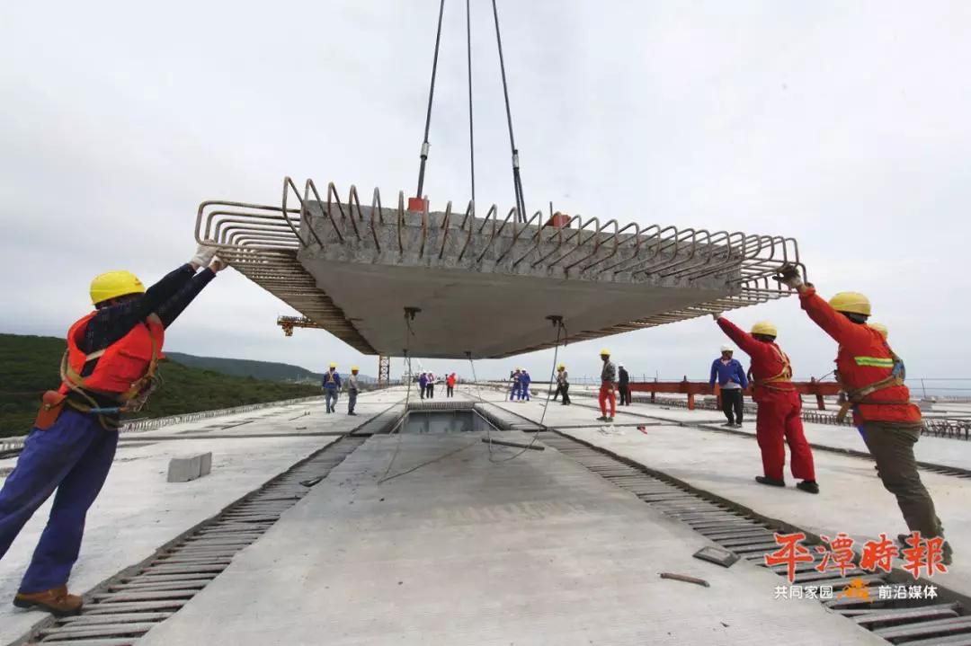 平潭海峡公铁两用大桥大小练岛水道桥主桥区桥面板架设完成!