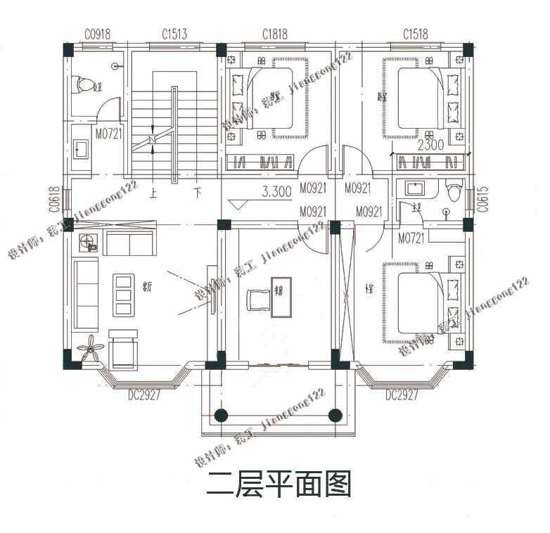 左右两边都采用的是外凸式八角窗,使建筑立面增加了对称美.