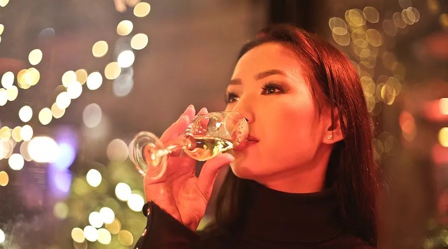 从女人喝酒的状态可以看出她的性格,看看你属于这四种
