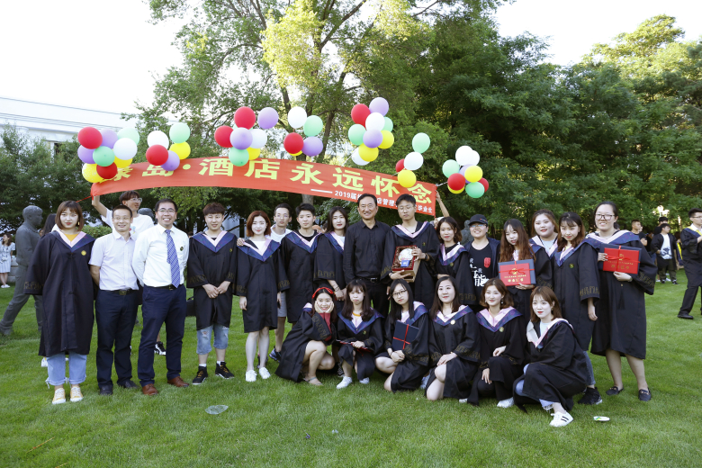 2000人沈阳城市学院举办中国高校最大露天散伙饭