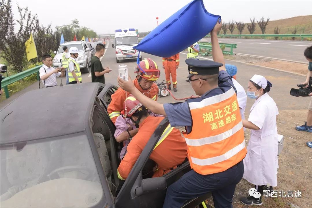 刚刚,我们完成了一次高速公路地质灾害应急救援