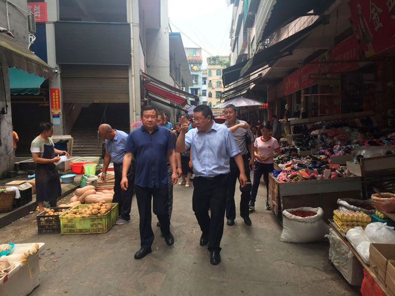 孙强一行到珙县巡场镇茨梨农贸市场查看食品安全及食品供应情况