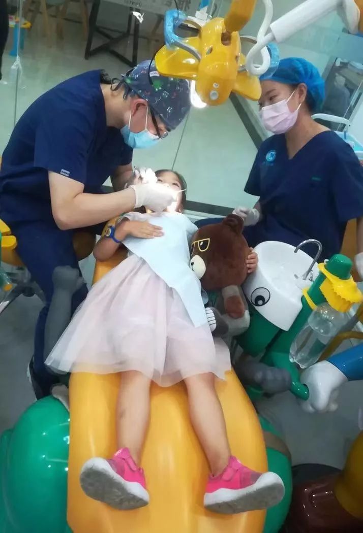                     哎呀，娃就这么几颗小乳牙，早晚都得换掉，还刷什么刷哟？