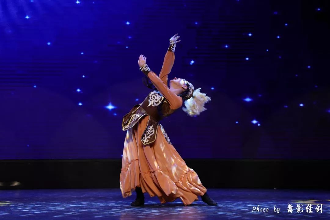 五哈萨克族舞蹈《婀娜》编排教师:森巴提表演:三年级学生六新疆职业