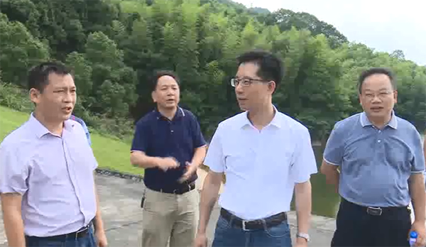 6月19日,县委副书记,县长胡军赴洞村乡调研督导防汛工作,了解受灾情况