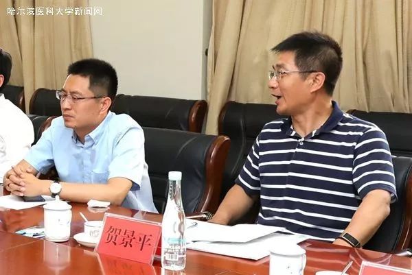 黑龙江省总工会经费审查委员会主任,党组成员于晓东(左)对校区工会