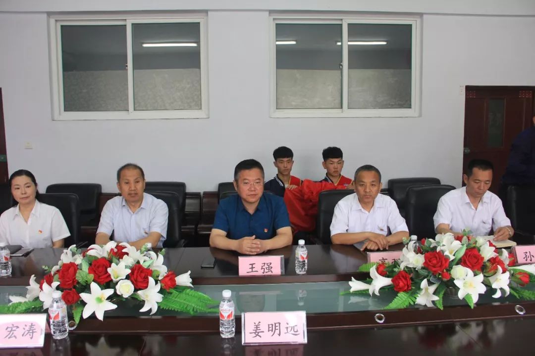 揭牌仪式后,在丹东市技师学院李刚副院长的陪同下,市总工会领导参观了