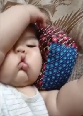 小宝宝睡觉时老是哼哼_超可爱~小宝宝睡觉时把自己的圆脸挤成肉包啦