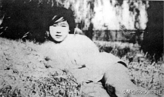 这个女兵牺牲时才18岁74年后烈士回家族人下跪迎接