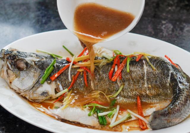 [饭店大厨：清蒸鲈鱼的正确做法，掌握这个诀窍，鱼肉鲜嫩没腥味] 清蒸鲈鱼怎么做好吃