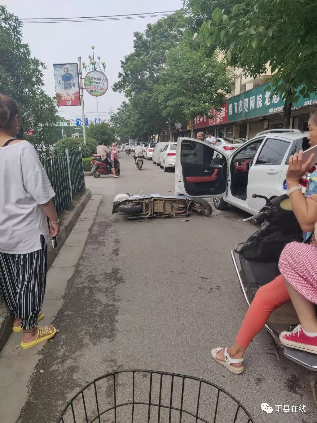 萧县交通西路发生的一起车祸提醒所有开车骑车的萧县人