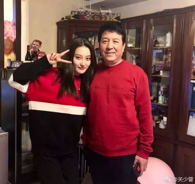 六小龄童28岁女儿至今未嫁,颜值比关晓彤还略高一筹!